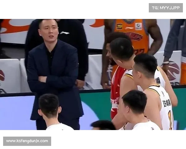 CBA比赛暂停瞬间球员调整战术 教练指挥充满紧张气氛 CBA比赛暂停瞬间球员调整战术 教练指挥充满紧张气氛